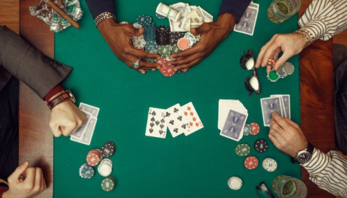 Trong tiếng Anh, trò chơi bài cào thường được gọi là “Three card Poker”, hoặc dịch nôm na có nghĩa là “bài ba cây”, “bài cào ba lá”,… Ở Việt Nam, người miền Nam thường sử dụng thuật ngữ “bài cào”, trong khi người miền Bắc thường gọi là “bài cào liêng”. Khi đưa vào các hệ thống casino, trò chơi này còn được biết đến với tên gọi “bài ba tây”. Cùng khám phá tựa game này trên K8CC qua bài viết sau.

#K8cc #k8cc1 #k8cc1pro