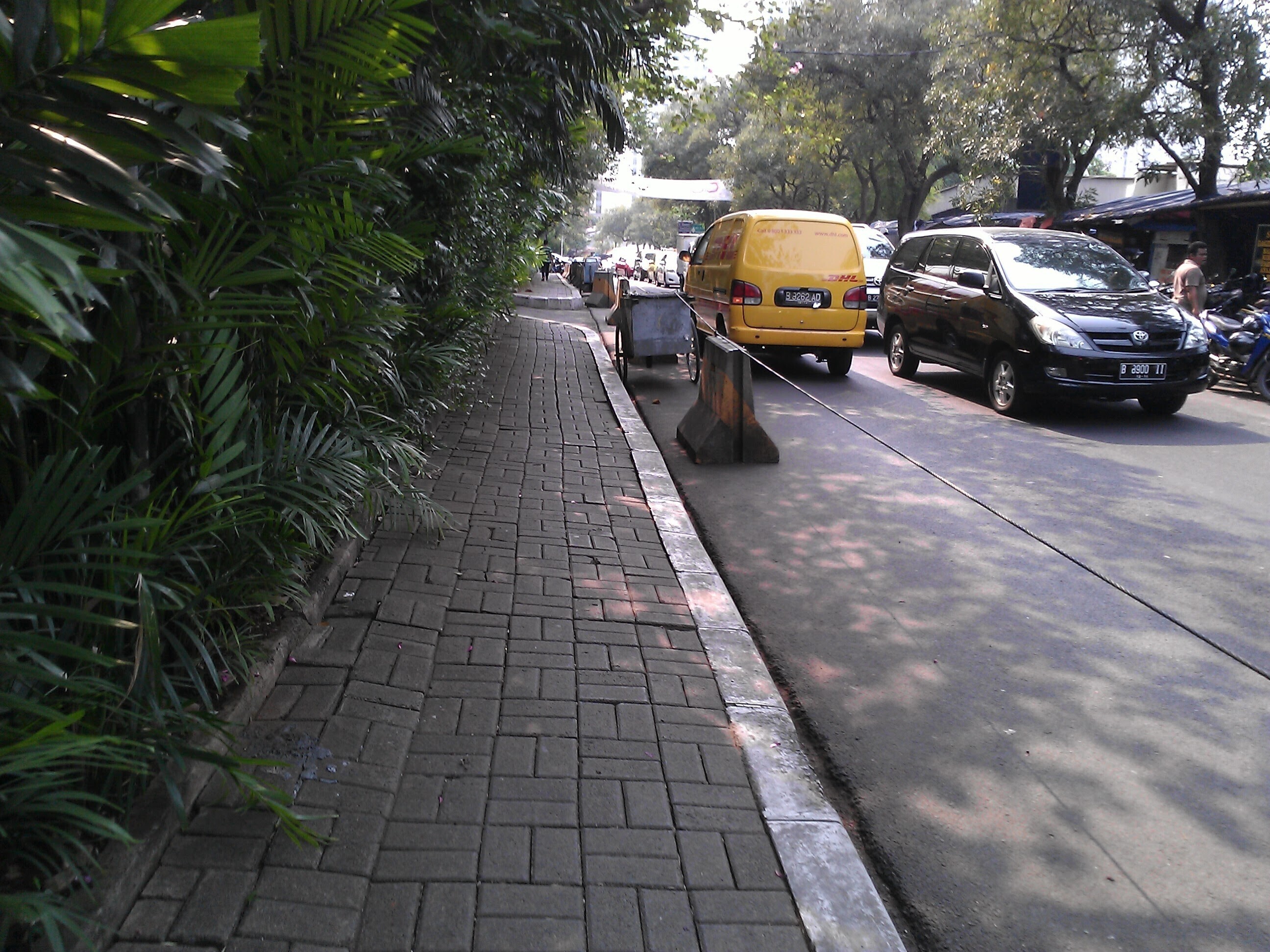 penghalang parkir di pinggir jalan