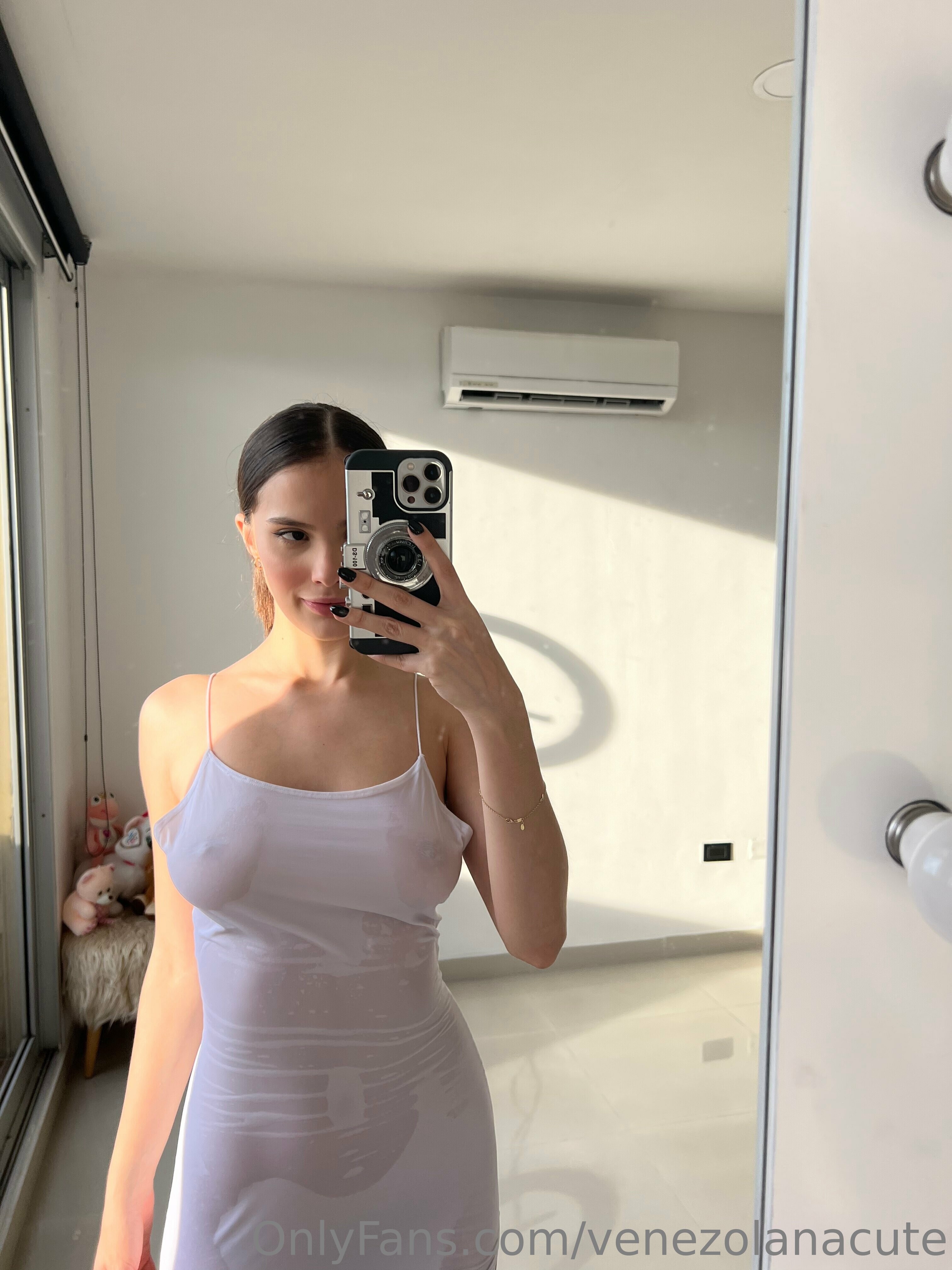 VENEZOLANACUTE size 4 GB