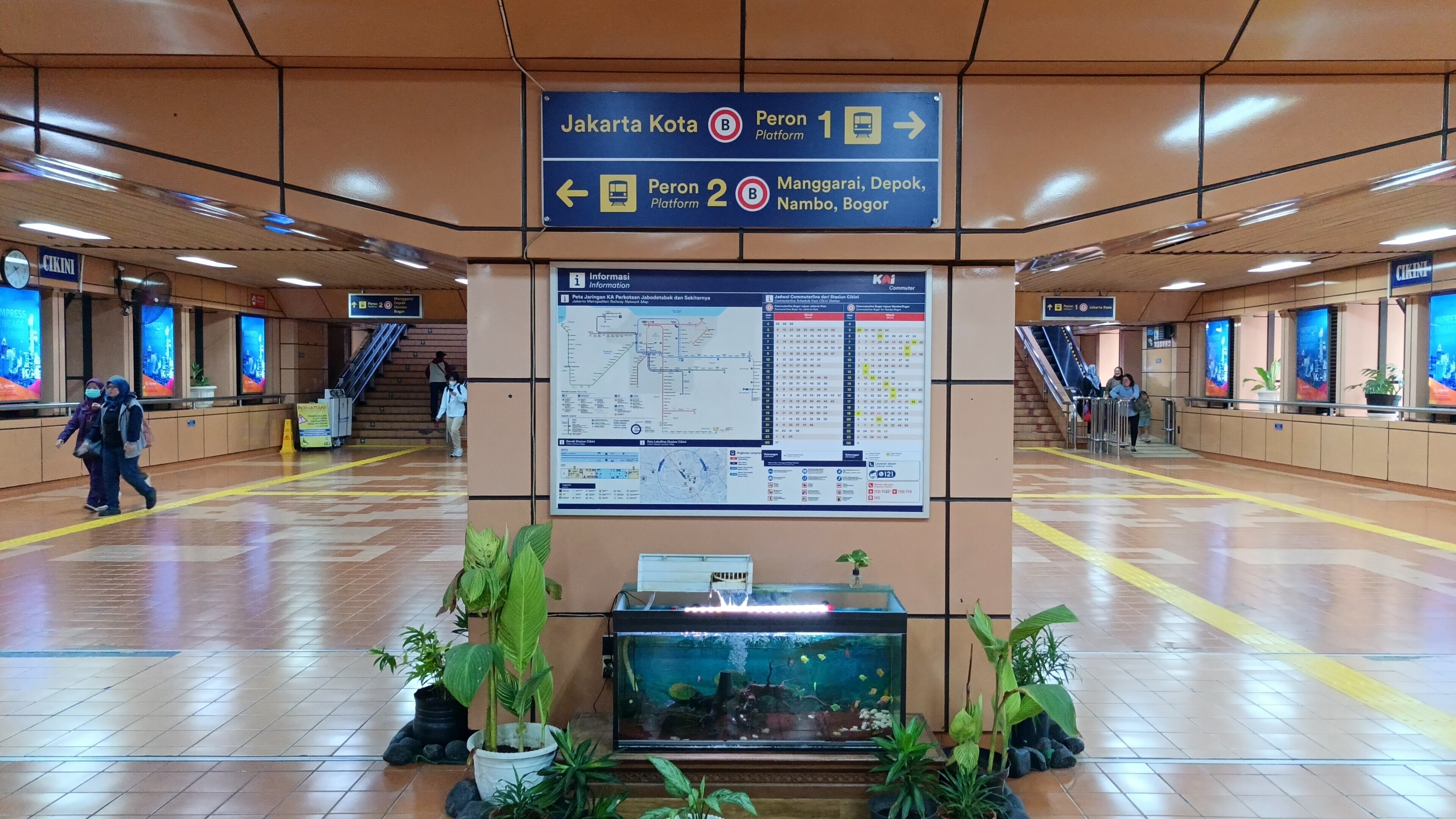 penunjuk arah tujuan kereta