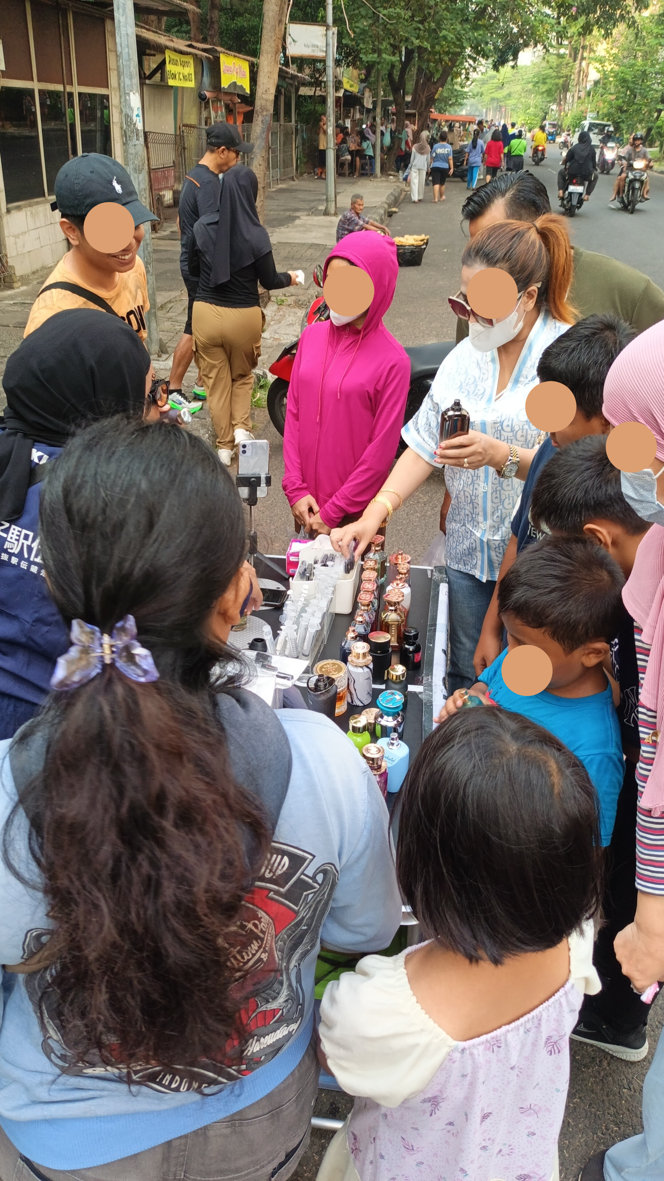 calon pembeli merubung di gerobak penjual parfum
