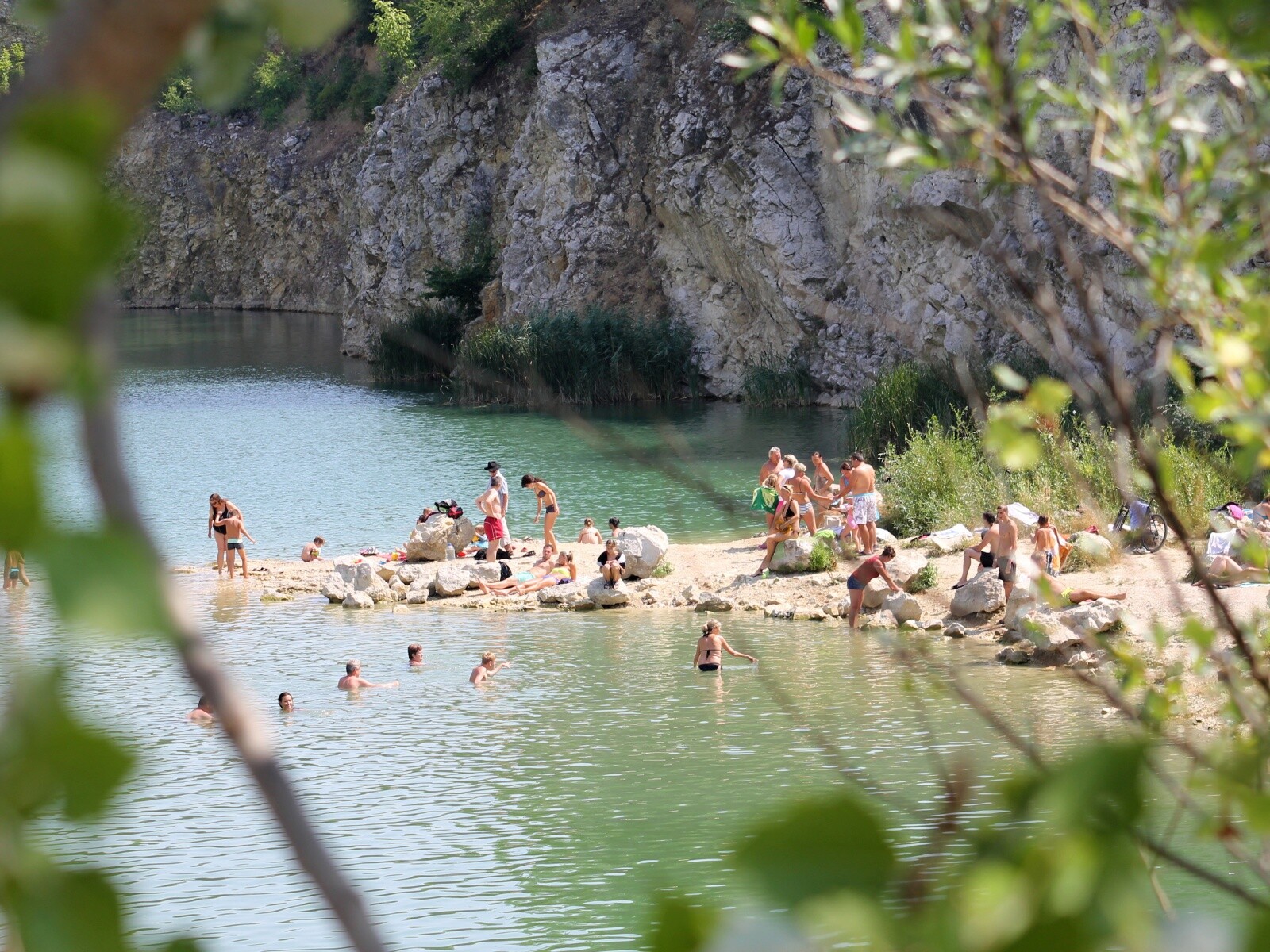 6513980 mikulov zatopeny lom voda prirodni koupani jansky vrch plavci 2015