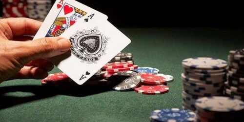 Cách chơi bài Xì Dách luôn thu hút đông đảo gamer tham gia bởi tính giải trí cao cùng những màn đấu trí kịch tính giữa người chơi và đơn vị vận hành. Để trở thành một tay chơi chuyên nghiệp, bạn cần nắm vững quy tắc cơ bản cùng những mẹo tâm lý sắc bén. Bài viết sau đây sẽ hướng dẫn chi tiết lộ trình từ cơ bản đến nâng cao cho ai đam mê bộ môn này.

Menu

Vì sao cần biết cách chơi bài Xì Dách?

Việc am hiểu tường tận luật lệ giúp bạn chủ động trong mọi tình huống và tránh được những sai lầm ngớ ngẩn làm tiêu tốn tiền bạc.

Cách chơi bài Xì Dách FB88 đòi hỏi khả năng tính toán xác suất cực kỳ logic. Khi biết thời điểm nào nên rút thêm bài hoặc dừng lại, bạn sẽ gia tăng tỉ lệ thắng cao một cách đáng kể so với việc đặt cược dựa trên cảm tính đơn thuần.
Hiểu rõ cách chơi giúp bạn biết cách phân bổ ngân sách cho từng ván đấu một cách thông minh. 
Chủ động trong mọi tình huống. Biết cách xử lý các bộ bài như Xì Dách, ngũ linh hay quá điểm giúp bạn đưa ra quyết định chính xác hơn.
Tận dụng tối đa lợi thế.  Người chơi am hiểu luật sẽ khai thác tốt hơn các cơ hội thắng lớn khi gặp bài đẹp.
Tăng trải nghiệm giải trí. Khi hiểu rõ cách chơi bài Xì Dách, bạn sẽ cảm thấy tự tin, thoải mái và hứng thú hơn trong mỗi ván bài
Cách chơi bài Xì Dách luôn thu hút đông đảo gamer tham gia
Cách chơi bài Xì Dách đầy đủ cơ bản nhất

Để làm chủ bàn chơi, bạn cần thực hiện theo các bước chuẩn mực và áp dụng những chiến thuật linh hoạt dưới đây.

Quy tắc tính điểm và các giai đoạn ván bài

Mỗi ván đấu bắt đầu bằng việc mỗi bên được chia 2 lá bài. Các lá từ 2 đến 10 tính điểm tương ứng, các lá hình người (J, Q, K) tính 10 điểm, riêng lá A có thể linh hoạt là 1, 10 hoặc 11 điểm. Giai đoạn quan trọng nhất chính là lúc bạn quyết định “bốc” thêm để cải thiện điểm số hoặc “dằn” để bảo toàn kết quả hiện tại.

Chiến thuật quan sát tâm lý 

Trong cách chơi bài Xì Dách, việc đoán định bài của đối phương thông qua thái độ là một nghệ thuật. Nếu thấy nhà cái có biểu hiện tự tin hoặc lo lắng, bạn có thể điều chỉnh dòng tiền đặt cược của mình cho phù hợp. Điều này đòi hỏi sự tập trung cao độ và khả năng phân tích dữ liệu hành vi thực tế ngay tại bàn chơi.

Quan sát tâm lý đối thủ là một trong những chiến thuật chơi Xì Dách hiệu quả
Áp dụng chiến thuật dằn bài đúng thời điểm

Trong cách chơi bài Xì Dách, biết khi nào nên dằn bài là yếu tố then chốt để giữ điểm an toàn. Khi tổng điểm đạt mức 17–18, việc dừng lại sẽ giúp hạn chế nguy cơ bị quắc. Người chơi khôn ngoan thường ưu tiên bảo toàn lợi thế hơn là mạo hiểm rút thêm.

Kỹ thuật rút bài dựa trên ngưỡng điểm an toàn

Các chuyên gia thường khuyên rằng nếu bạn đang có từ 16 đến 17 điểm, hãy cân nhắc thật kỹ trước khi rút thêm. Việc vượt quá 21 điểm (quắc) sẽ khiến bạn mất trắng tiền cược ngay lập tức. Hãy dựa vào số lượng lá đã xuất hiện để phán đoán xác suất lá tiếp theo là lớn hay nhỏ nhằm bảo vệ lợi nhuận bền vững.

Tại các web cờ bạc online, bảng tỷ lệ cược thường được hiển thị rõ ràng cho các cửa đặt phụ. Bạn hãy quan sát sự biến động tỷ lệ cược để nhận diện xu hướng thắng thua của các phiên trước đó. Việc cập nhật dữ liệu quá khứ giúp bạn tìm ra quy luật xuất hiện của những bộ đẹp như Xì Bàng hay Ngũ Linh.

Cách chơi bài Xì Dách đầy đủ cơ bản nhất
Lưu ý quan trọng khi áp dụng cách chơi bài Xì Dách

Dù sở hữu hướng dẫn kỹ thuật điêu luyện, người tham gia vẫn cần tuân thủ những nguyên tắc cộng đồng để đảm bảo an toàn cho chính mình.

Chỉ nên tham gia đặt cược tại những nơi có cơ chế trả thưởng minh bạch và rõ ràng. Cách nhà cái ra kèo và thanh toán tiền thắng chính là thước đo độ tin cậy của địa chỉ đó. 
Cách chơi bài Xì Dách là cuộc chơi của những cái đầu lạnh. Đừng bao giờ để cảm xúc nóng vội chi phối khi bạn đang gặp chuỗi xấu. 
Việc quản lý tiền cược một cách kỷ luật sẽ giúp bạn vượt qua giai đoạn khó khăn chờ đợi cơ hội phản công để thu về thu nhập hiệu quả vào cuối buổi chơi.
Nắm chắc luật rút để tránh vi phạm quy định, vì chỉ cần rút sai thời điểm cũng có thể bị xử thua ngay lập tức.
Không quá ham rút khi điểm đã an toàn (từ 16–18 điểm), bởi càng rút nhiều thì nguy cơ quá 21 điểm càng cao.
Theo dõi bài đã ra trên bàn giúp bạn ước lượng xác suất các lá còn lại, từ đó đưa ra quyết định rút hay dừng hợp lý.
Kết luận

Cách chơi bài Xì Dách là thành quả của quá trình rèn luyện tư duy và bản lĩnh. Bằng cách áp dụng nhuần nhuyễn các chiến thuật phân tích cùng khả năng kiểm soát tài chính, bạn hoàn toàn có thể chinh phục mọi bàn cược. Đừng quên đăng ký tại nhà cái FB88 ngay để tham gia những bàn chơi xì dách hấp dẫn nhất nhé.

>> Xem thêm: https://gifyu.com/image/bqpMn

Nguồn: https://fb88dangnhap.co/cach-choi-bai-xi-dach/
https://tudomuaban.com/chi-tiet-rao-vat/2866587/cach-choi-bai-xi-dach-va-chien-thuat-chinh-phuc-nha-cai.html