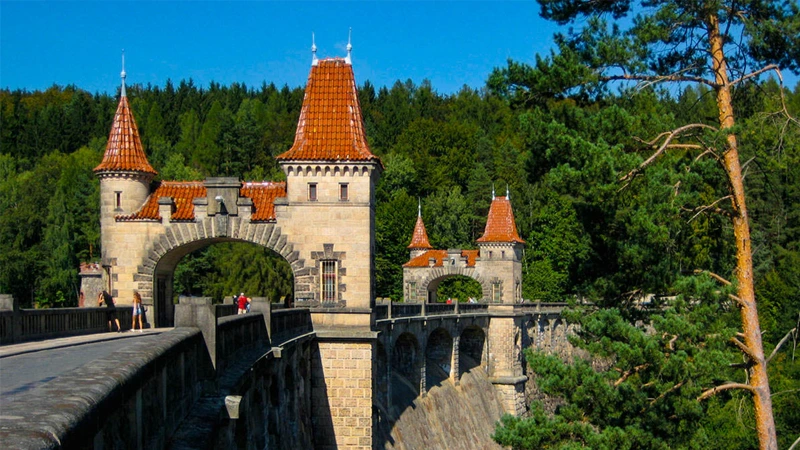 21. Přehrada Les Království